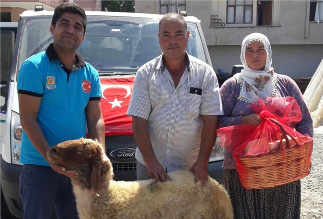 Başkan Can, Şehi̇t Ai̇leleri̇ni̇ Unutmadı. 68 Şehi̇t Ai̇lesi̇ne Kurban Dağıttı