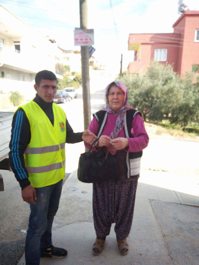 Tarsus'ta Temizlik İşçileri, Çöpte Buldukları Çantayı Sahibine Teslim Ettiler