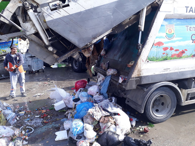 Tarsus'ta Temizlik İşçileri, Çöpte Buldukları Çantayı Sahibine Teslim Ettiler