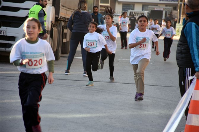 Tarsus'ta Okullar Arası Kurtuluş Koşusu Gerçekleşti