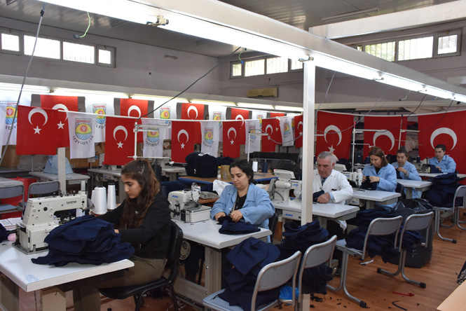 Tarsus Meslek Edindirme Merkezi Fabrika Gibi Çalışıyor; Pazar Filesi Dikimi de Bu Merkezde Yapıldı