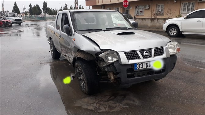 Mersin Tarsus'ta Kaza; Vatandaş Haftada Bir Kazanın Olduğu Yere Trafik Işığı İstiyor