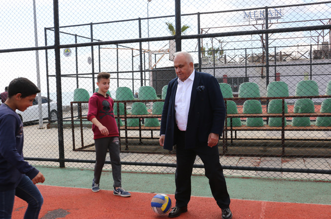 Erdemli Belediye Başkanı Tollu, Hafta Sonu Ziyaretlerinde Gençlerle Futbol, Basketbol ve Voleybol Maçı Yaptı