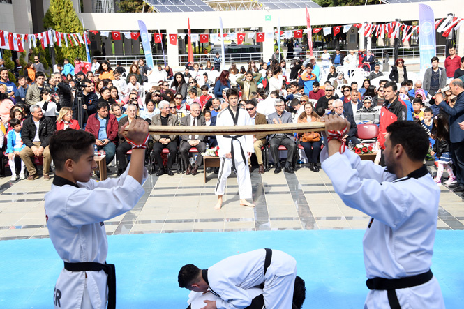 Sertifikaları Başkan Kocamaz Verdi, Spor Kurslarına Katılarak Sertifika Almaya Hak Kazanan 05-18 Yaş Aralığındaki Yaklaşık 1000 Öğrenciye Sertifikaları Verildi