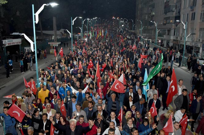 Tarsus'ta 27 Mart Çarşamba Akşamı Gerçekleşen Zafer Yürüyüşünde Onbinler Sel Oldu Aktı