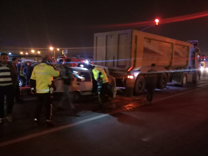 Mersin Tarsus Yeni Hal Kavşağında Trafik Kazası, Otomobil Arkadan Kamyona Çarptı