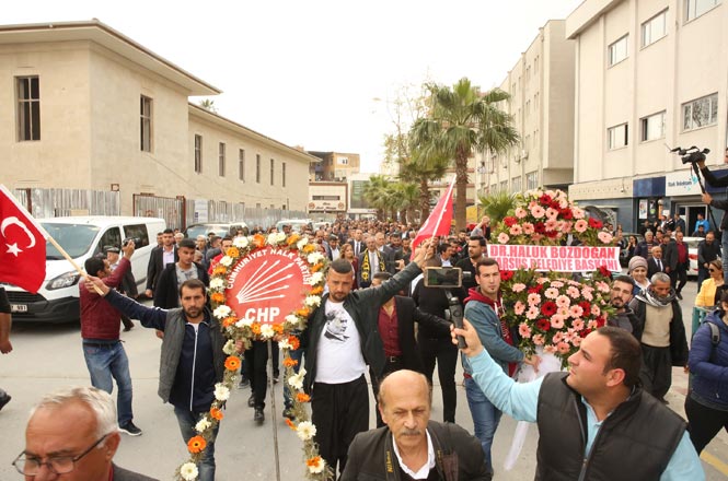 Tarsus'un CHP’li Yeni Başkanı Dr.Haluk Bozdoğan, Binlerle Yürüdü