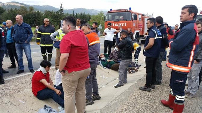 Mersin Silifke Işıklı Mevkinde İşçi Minibüsü Devrildi, Kazada İlk Bilgilere Göre 11 Kişi Yaralandı