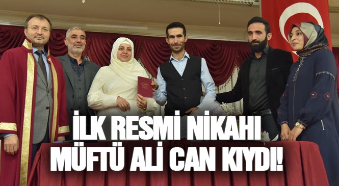 Tarsus Müftülüğündeki İlk Resmî Nikâhı İlçe Müftüsü Ali Can Kıydı