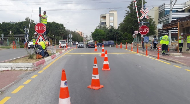 Büyükşehir’den, Tarsus’taki Hemzemin Geçitlerde Bakım Çalışması! Hemzemin Geçitlerde Yıpranan Levhalar Değiştirildi, Yol Çizgileri Çizildi