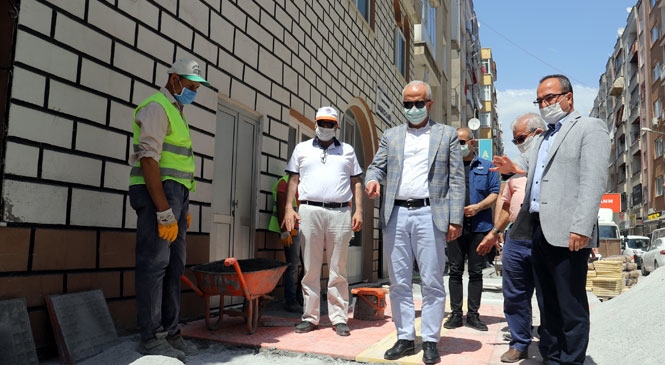 Mersin Akdeniz'deki Hasırcı Caminin Etrafındaki Kaldırımlar Yenilendi