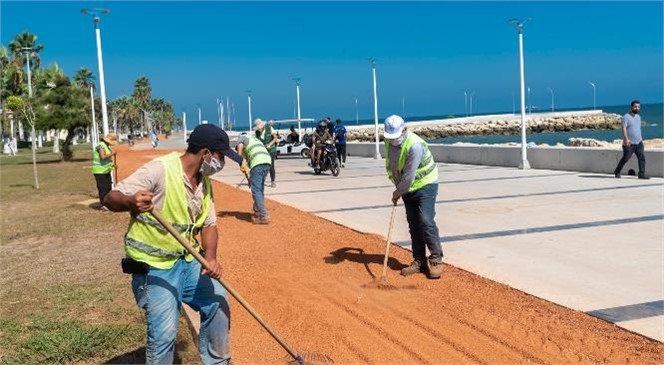 Mersin Sahilindeki Koşu Yolunun Zeminini İyileştiriyor