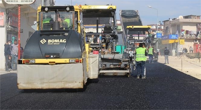 Mersin'de Ekipler, Caddeye 5 Bin Ton Asfalt Döktü, 15 Bin Ton Daha Sıcak Asfalt Dökülecek