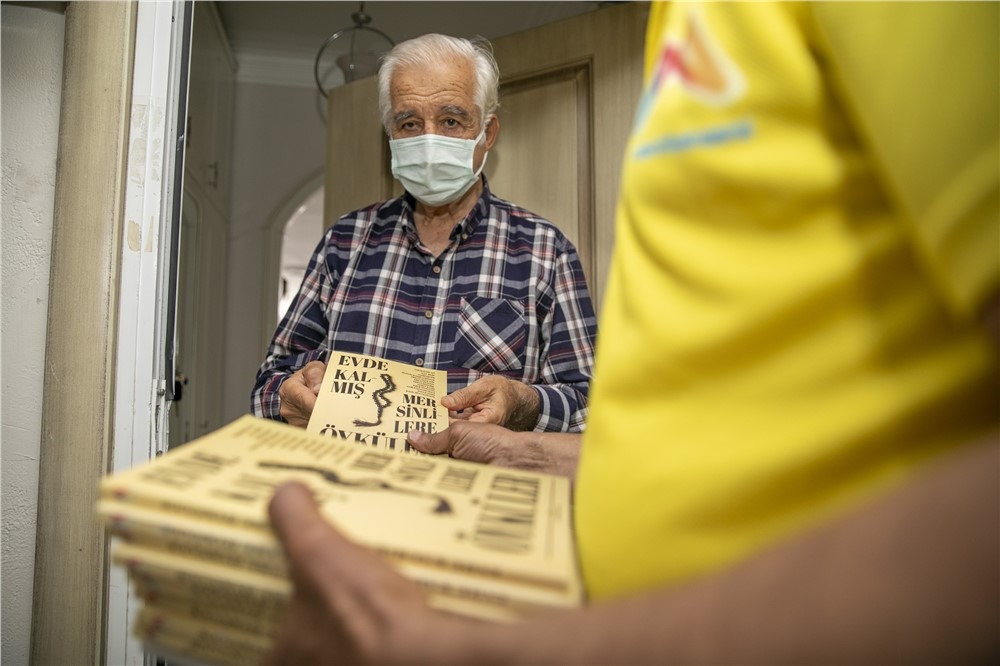 Mersin Büyükşehir Belediyesi, Tam Kapanma Sürecinde Evde Kalan 65 Yaş Üstü Vatandaşlara Kitap Sürprizi Yaptı