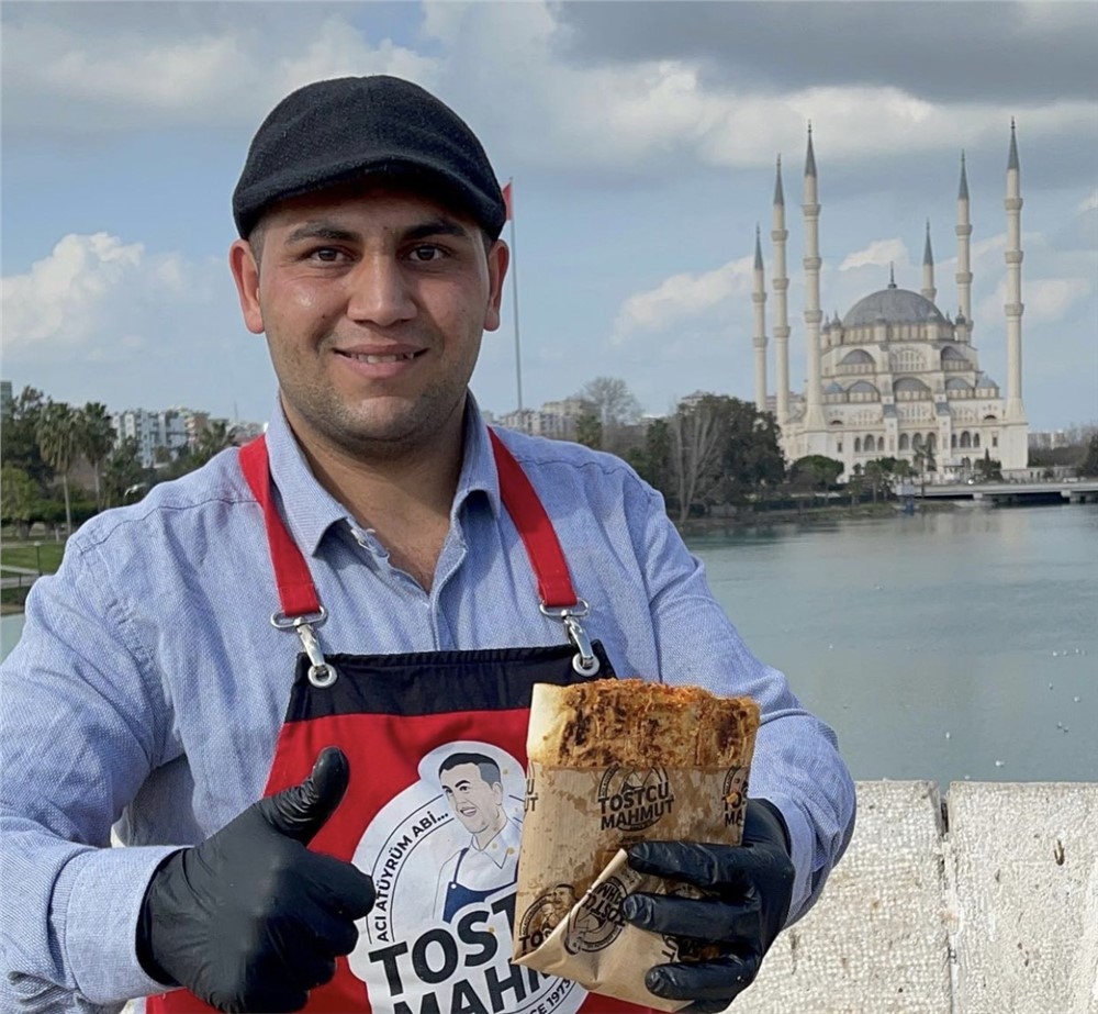 Adanalı Fenomen ''Tostçu Mahmut''Un Sahibi Anıl Kurt Trafik Kazasında Hayatını Kaybetti