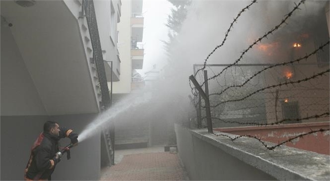 Mersin'de Üç Katlı Binanın Zemin Katında Bulunan İş Yerinde Yangın Çıktı