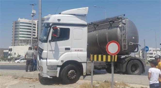 TARSUS'TA TEHLİKELİ MADDE TAŞIYAN TIR KAZA YAPTI, YÜREKLERİ AĞZA GETİRDİ