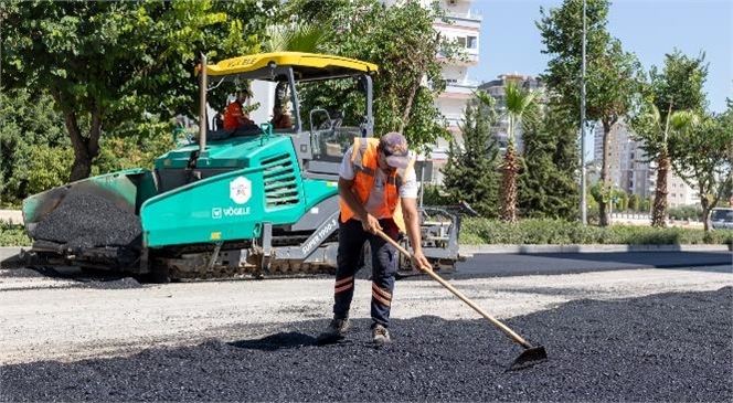 MERSİN BÜYÜKŞEHİR’İN YOL YAPIM EKİBİ 50.YIL MAHALLESİ’NDE ÇALIŞIYOR