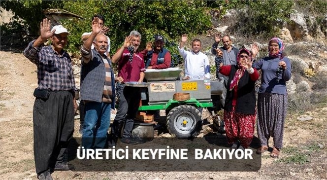 ÜZÜM SIKMA MAKİNESİ ÇALIŞIYOR, ÜRETİCİ KEYFİNE BAKIYOR