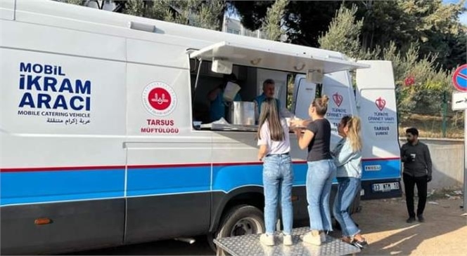 TARSUS'TA ÜNİVERSİTE ÖĞRENCİLERİNE ÇORBA DAĞITILDI