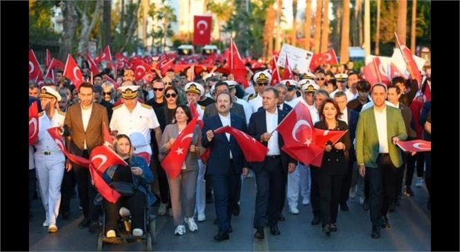 VALİ PEHLİVAN, CUMHURİYET BAYRAMI YÜRÜYÜŞÜNE KATILDI