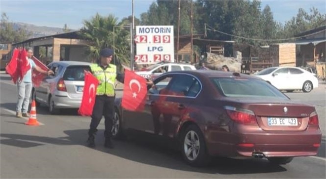 MERSİN'DE JANDARMA EKİPLERİ TÜRK BAYRAĞI DAĞITTI