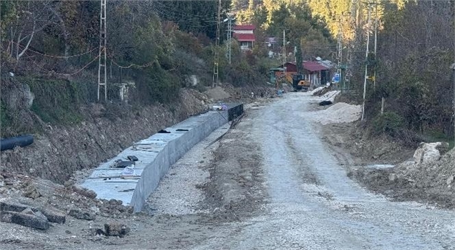 ÇAMLIYAYLA'DA KALEARDI MEVKİNDE HEYELANLI BÖLGEYE GÜÇLENDİRME ÇALIŞMASI