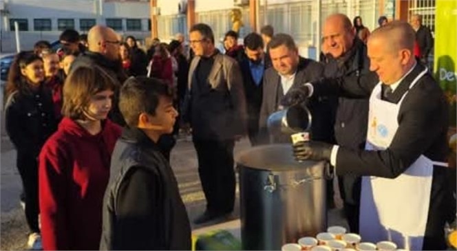 KAYMAKAM AKYÜZ, ELLERİYLE ÖĞRENCİLERE ÇORBA DAGITTI