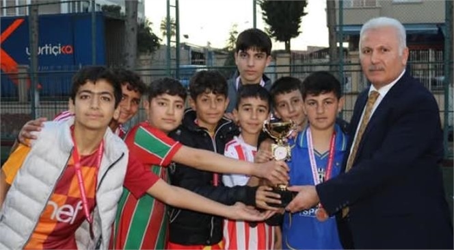 Mersin'de “Gençliğe Değer Ara Dönem Futbol Turnuvası” sona erdi.