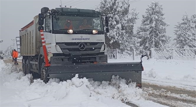 Mersin Büyükşehir Belediyesi ekiplerinden Çamlıyayla'da kar küreme çalışması