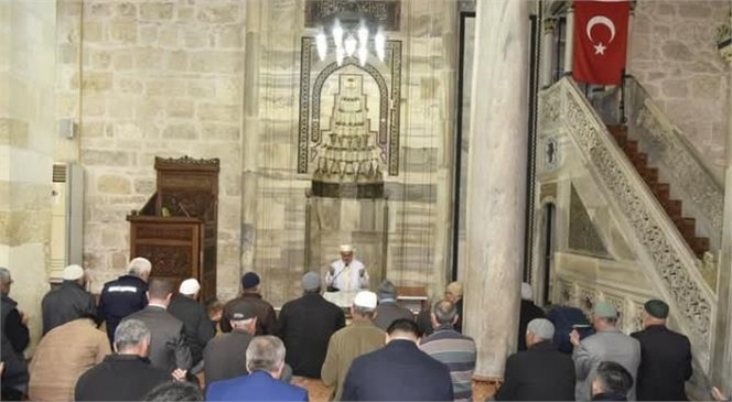 TARSUS ULU CAMİİ'NDE DEPREMZEDELERE ANMA PROGRAMI