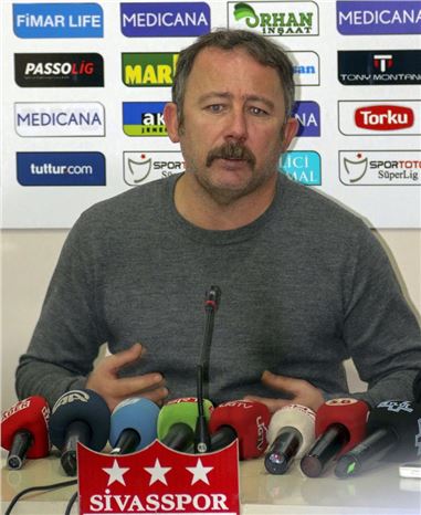 Medicana Sivasspor Teknik Direktörü Sergen Yalçın