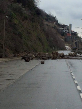 Karadeniz Sahil Yolu'nda Ulaşım Güçlükle Sağlanıyor