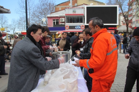 Alaplı Ülkü Ocakları 200 Kişiye Ekmek Ve Hoşaf Dağıttı