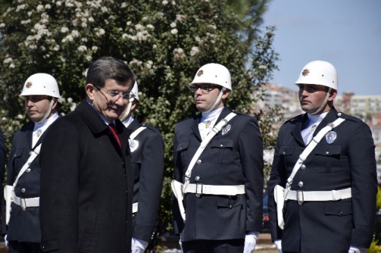 Başbakan Davutoğlu Çanakkale Valiliğini Ziyaret Etti