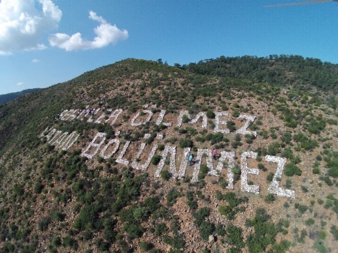 ''şehitler Ölmez Vatan Bölünmez'' Yazısını Yenileyip Türk Bayrağı Açtılar