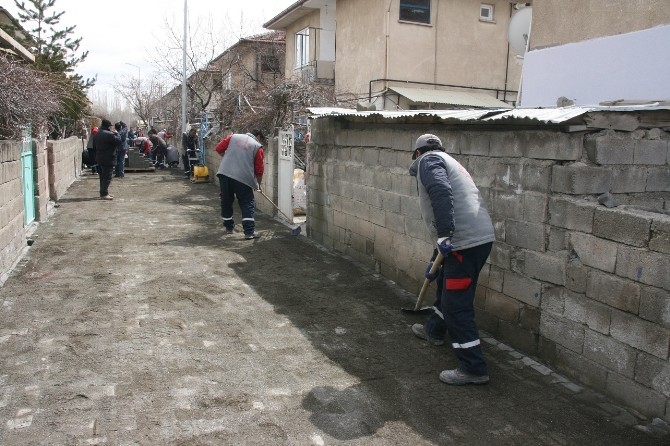 İzzet Paşa Mahallesinde Yol Kaplamaları Yenileniyor