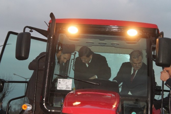 Başbakan Davutoğlu Traktör Kullandı