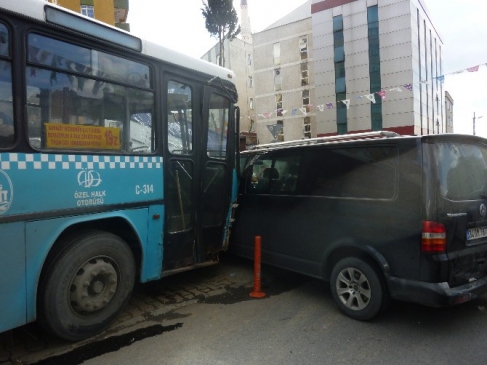 Freni Boşalan Özel Halk Otobüsü Kaza Yaptı