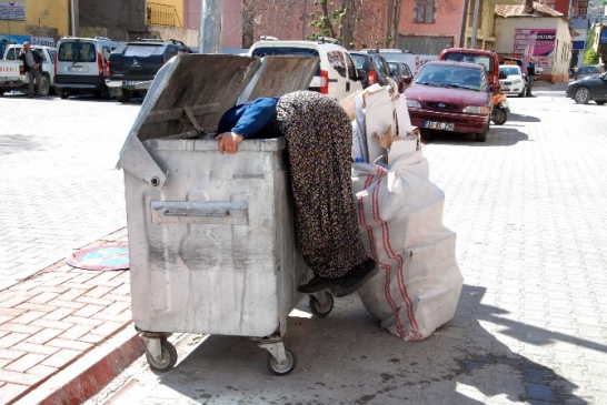 Ayşe Nine Ekmeğini Çöpten Çıkarıyor