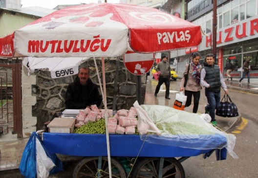 İmamın 'midye Haramdır' Demesiyle İşleri DÜşen Esnaf Erik Satmaya Başladı