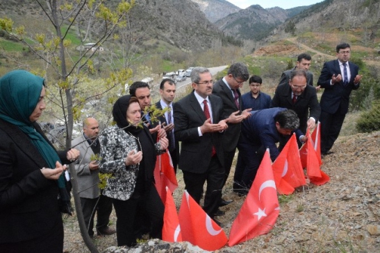 Ak Partili Adaylar Ermenilerin Katlettiği 80 Şehidi Mezarları Başında Andı