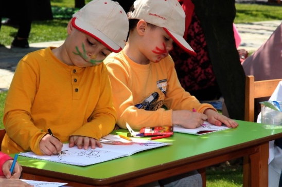 Kayısı Ağaçları Altında Kitap Okuma Keyfi