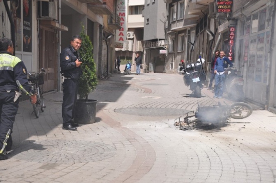 Polise Kızıp Motosikletini Ateşe Verdi