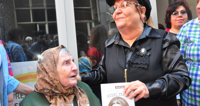 100 yaşındaki annesinin hayatını yazdı!