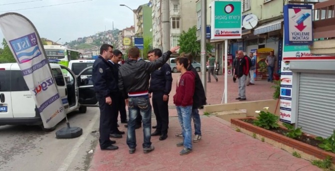 Bileklerini Keserek Fotoğrafını İnternette Paylaştı