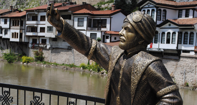 Selfie’ci şehzadeye 24 saat koruma!