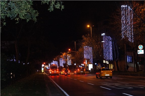 İstanbul'da bazı cadde ve sokaklar yılbaşı için süslendi