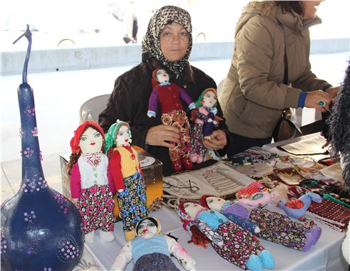 Necla Nine bez bebek yaparak geçimini sağlıyor