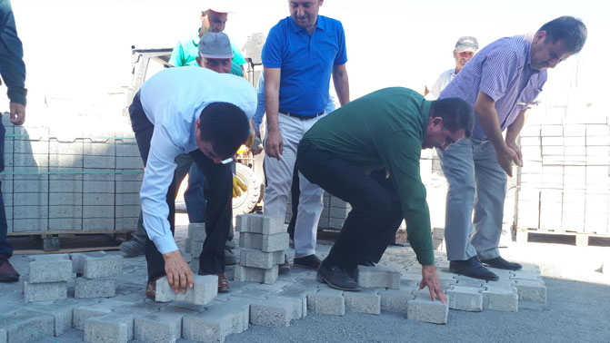 Anamur Belediye Başkanı Mehmet Türe İşçilerle Parke Döşedi